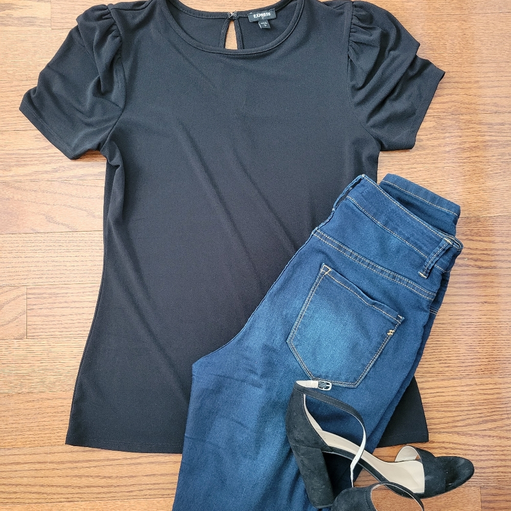 🎀NWOT Express staple black blouse🎀